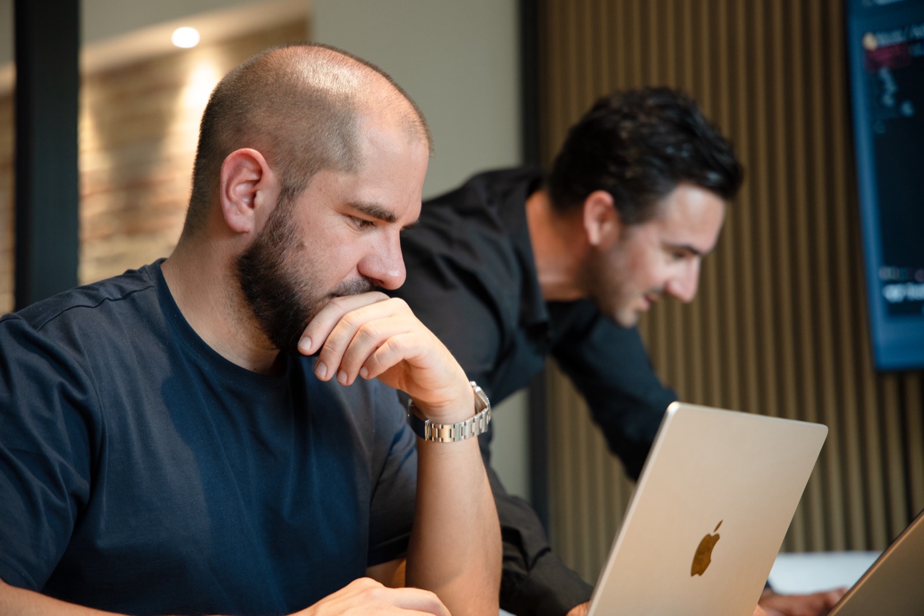 Peter et Benjamin au travail dans les locaux.
